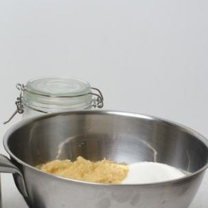 1. Этап. Паштет из айвы: Берем толстостенный сотейник, выкладываем туда пюре из айвы и сахар. Варим на медленном огне, помешивая, до тех пор, пока не загустеет. Когда масса станет легко отлипать от стенок, снимаем ее с огня и мешаем еще несколько минут. Масса должна вкусно запахнуть и приобрести ярко-янтарный оттенок.