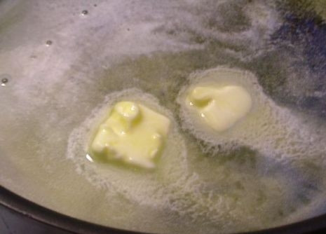 1. Этап. Мясо по-южному: 3. Снять мясо с огня. На сковороду, где жарилось мясо положить немного сливочного масла и растопить.