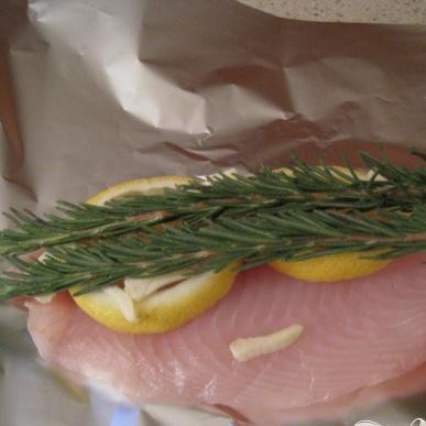 1. Этап. Тилапия с лимоном и розмарином: Затем, две веточки розмарина.