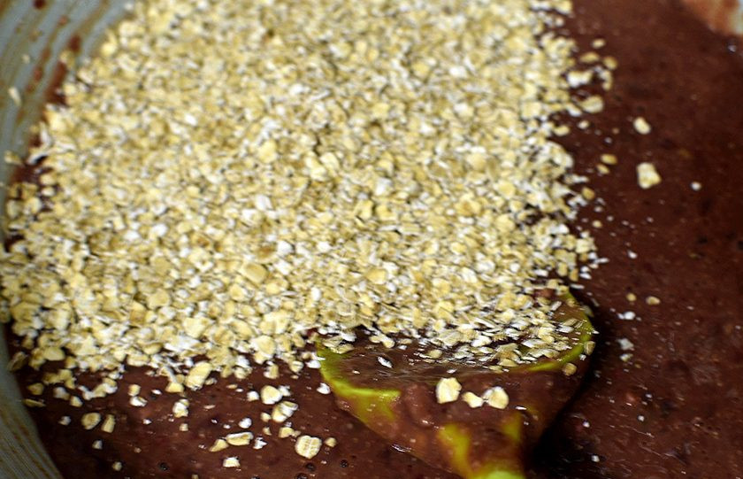 1. Этап. Котлеты из печени с овсяными хлопьями: Добавить растертые в ладонях овсяные хлопья марки «Экстра» и хорошо вымешать фарш. Убрать в холодильник минимум на два часа. Можно сделать фарш с вечера и оставить его в холодильнике на ночь.