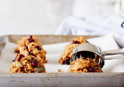 1. Этап. Печенье с морковью: 3. Влажными руками или при помощи специальной ложки лепим печенье и выкладываем его на пергамент.