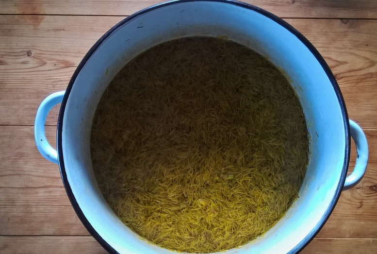 1. Этап. Варенье из одуванчиков и ревеня: Складываем ревень в кастрюлю. Заливаем водой, также выдавливаем сок одного лимона. Желтые листики с одуванчиков перебираем, промываем и кладем в кастрюлю. Варим все вместе на медленном огне 40 минут. Затем процеживаем массу через марлю и возвращаем в кастрюлю, кладем сахар (равный объему полученной массы). Перемешиваем и варим до кипения, а затем — до загустения массы.