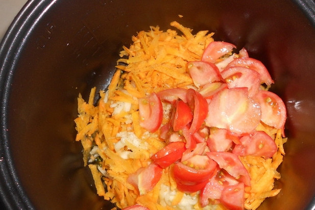 1. Этап. Гречневая каша: Вливаем в чашу мультиварки масло. Выкладываем овощи.