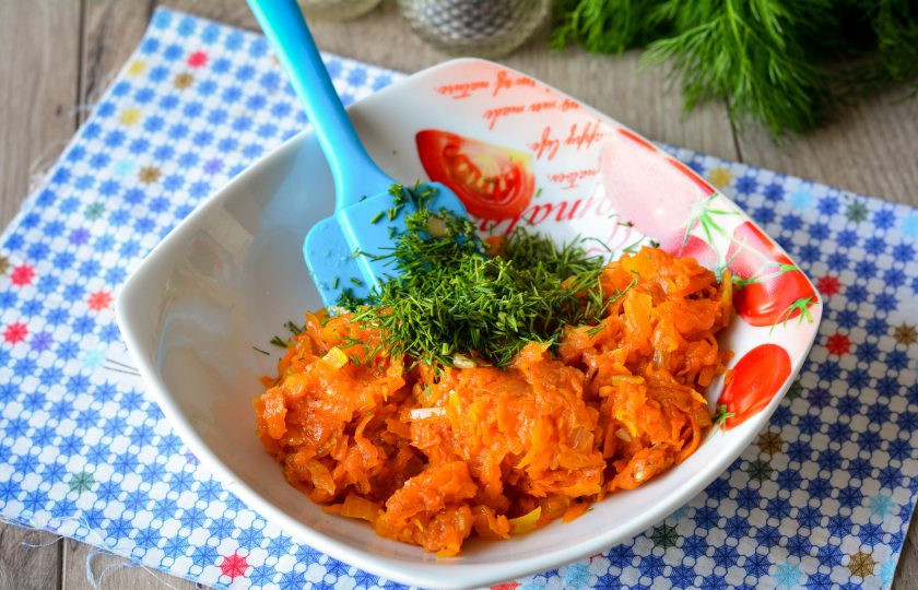 1. Этап. Чуду с тыквой: К обжаренной тыкве с луком всыпьте мелко нарезанный укроп и перемешайте. Начинка готова.