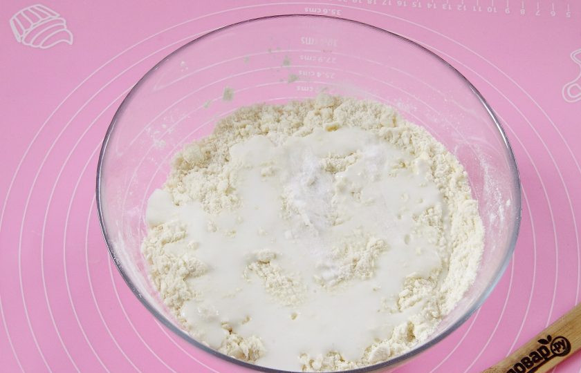 1. Этап. Слойки на кефире: Добавьте соду и кефир.