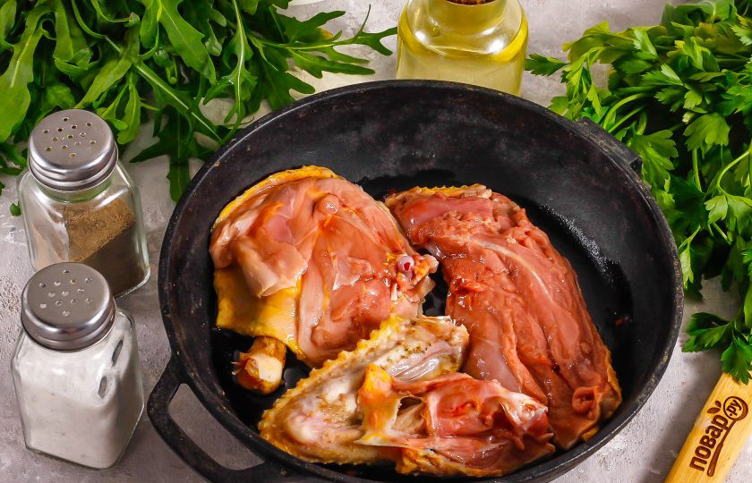 1. Этап. Рийет из утки: Части утки выложите в форму для запекания. Разогрейте духовку до 150 градусов.