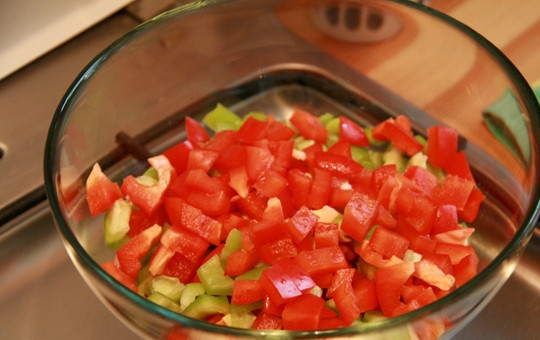 1. Этап. Салат из кукурузы и сухариков: 2. Перцы у меня двух цветов: красный и зеленый. Мою их, разрезаю на 2 части, очищаю от семян и нарезаю небольшим кубиком.