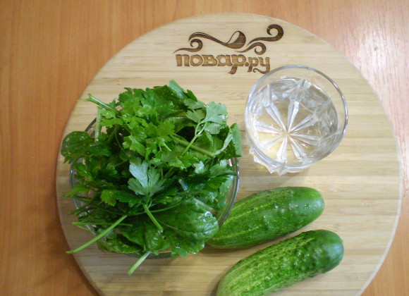 1. Этап. Зеленый коктейль с огурцом: Подготовим зелень и огурцы. Все тщательно вымоем. Зелени должно быть не более 40% от общей массы.