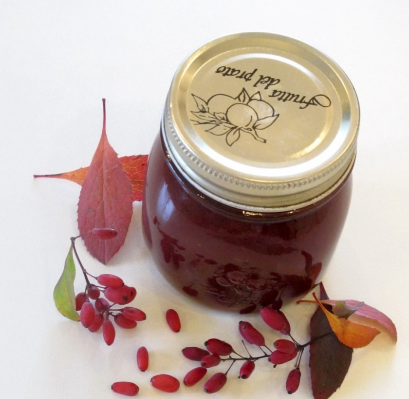 1. Этап. Соус из барбариса: 6. Из готового соуса достаньте мешочек с гвоздикой. Разложите соус по банкам горячим. Дайте ему остыть в банках и лишь потом закройте крышками. Храните в прохладном месте.