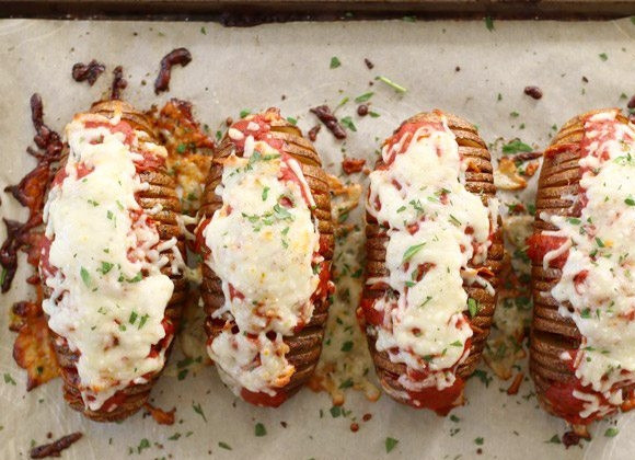 1. Этап. Картошка-гармошка с пепперони: 6. Верните картошку в духовку еще на 5-7 минут, чтобы расплавился сыр.