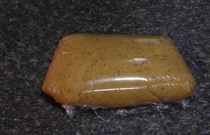 1. Этап. Вкусные пряники: 7. Выложите получившееся тесто на пленку и оберните его, отправьте тесто в холодильник на ночь или на два дня.