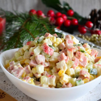 Крабовый салат с колбасой