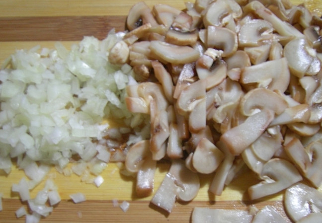 1. Этап. Салат на юбилей: 2. Отдельно морковку трем на терке, смешиваем с сахаром, кориандром, уксусом и давленым чесноком. Грибы же режем небольшими кусочками и обжариваем с луком на сковороде.