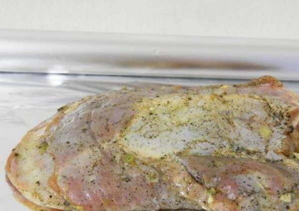 1. Этап. Баранина в мультиварке Редмонд: Затем выньте мясо из маринада.