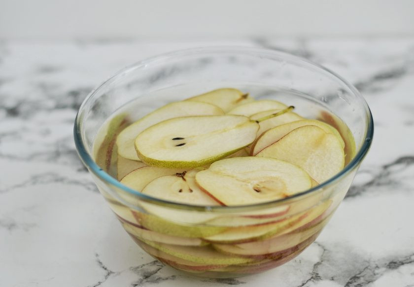 1. Этап. Чипсы из груши: Чтобы груши не темнели, пока вы режете остальные, опустите их в воду с лимонной кислотой.