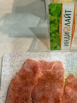 1. Этап. Филе индейки под шубкой: С двух сторон мясо посолить, поперчить, добавить паприку