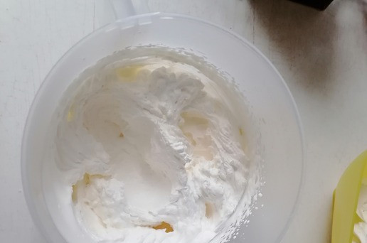 1. Этап. Кофейно-ореховый чизкейк в рожке: Сливки взбить до мягких пиков