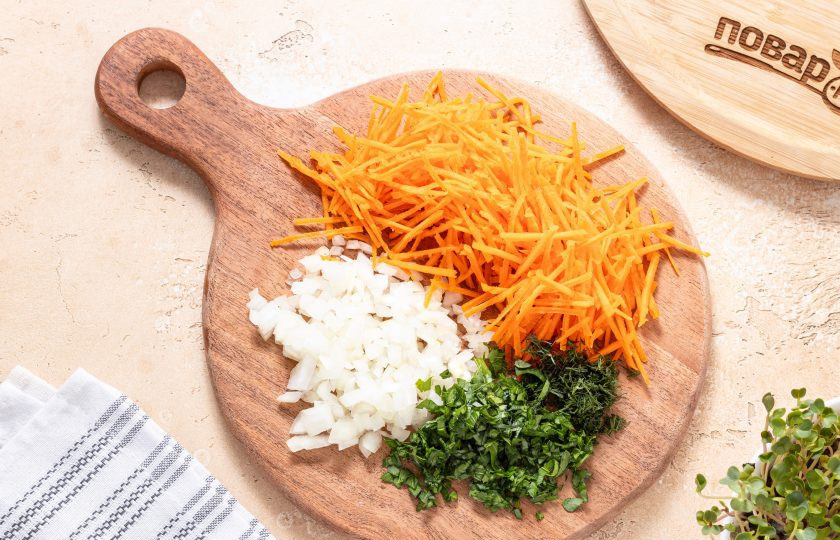 1. Этап. Хлебцы без глютена из пшена: Морковь очистите и натрите на средней терке, лук порежьте мелкими кубиками, а петрушку с укропом мелко порубите.