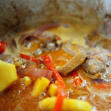 1. Этап. Утка карри по-тайски: Затем, добавьте соус карри что готовился в другой сковороде. Как начнёт пузыриться, переключите огонь на средний и готовьте в течении 5-10 минут. Если вам кажется что масса слишком густая добавьте немного воды.