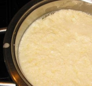 1. Этап. Адыгейский сыр: 1. Перед тем, как приготовить адыгейский сыр, нужно позаботиться о закваске. Налейте кефир в кастрюлю, поставьте на небольшой огонь. Постепенно минут через 5 кефир разделится на две составляющие: творог и сыворотку.