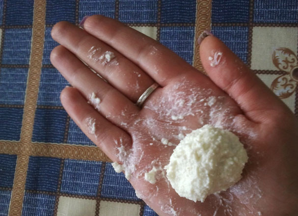 1. Этап. Рафаэлло из творога: 5. Скатайте из основы шарик, в центр поместите орех в черносливе. Еще раз как следует прокатайте шарик, чтобы он был ровным со всех сторон.