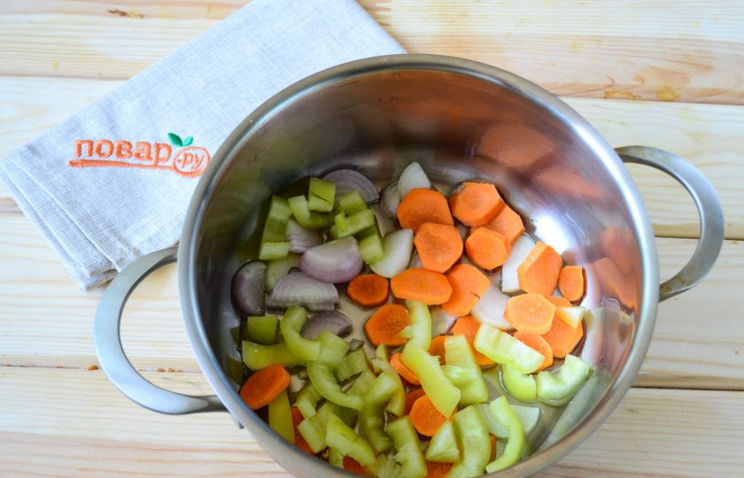 1. Этап. Томатный суп-пюре Красная жара: Для приготовления супа выберите небольшую толстодонную кастрюлю. Сначала положите в нее кусочек сливочного масла и растопите на медленном огне. Затем отправьте в кастрюлю морковь, лук и сладкий перец и пассируйте 3-4 минуты.