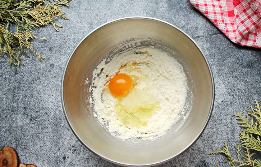 1. Этап. Капкейки с кремом чиз: Разбейте в масленую массу яйцо и взбивайте до однородной массы.