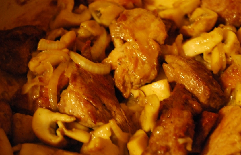 1. Этап. Жареная свинина с грибами: Затем добавляем свинину к грибам. Обжариваем все вместе пару минут.