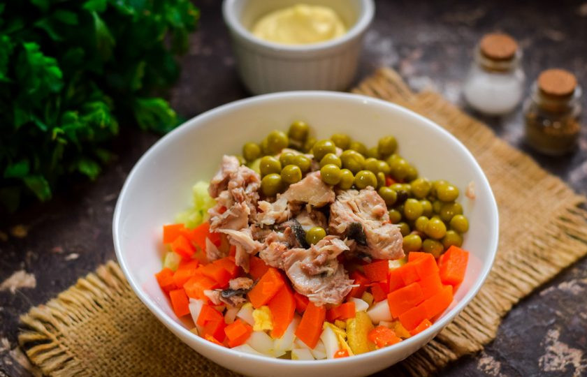 1. Этап. Оливье с горбушей: Добавьте к овощам рыбу и горошек.