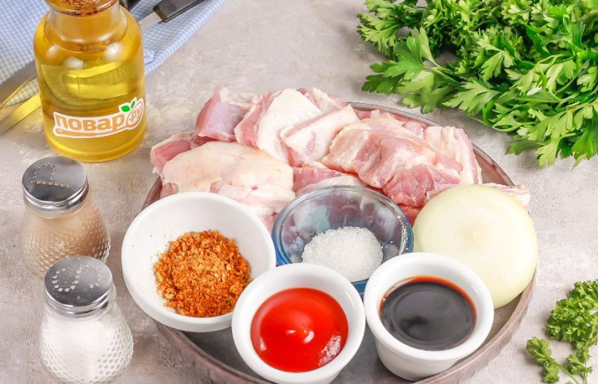 1. Этап. Шашлык из свинины под кисло-сладким соусом: Подготовьте указанные ингредиенты. Соус можете использовать любой, подходящий по вкусу.