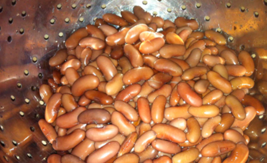 1. Этап. Фасолевый суп на мясном бульоне: Отварите фасоль до готовности в кипящей воде.