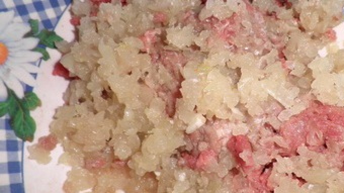 1. Этап. Манты в пароварке: 1. Лук измельчаем в блендере, или же пропускаем через мясорубку вместе с фаршем. Солим, перчим, перемешиваем.