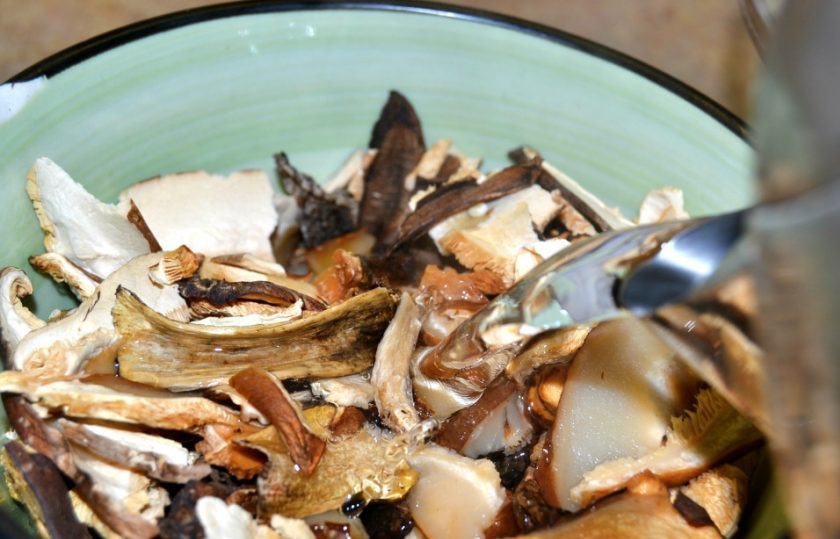 1. Этап. Суп из сушеных грибов с перловкой: 2. Залейте грибы кипятком и оставьте на 40 минут.