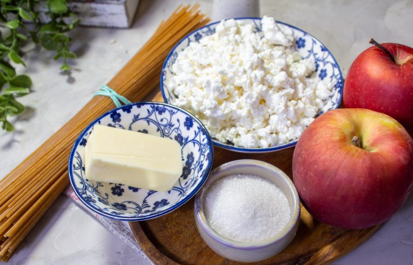 1. Этап. Спагетти с творогом и яблоком: Подготовьте необходимые продукты.
