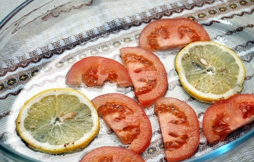 1. Этап. Форель, запеченная в духовке целиком: 5. Теперь берем емкость для запекания, выкладываем на дно нарезанные помидоры и дольки лимона.