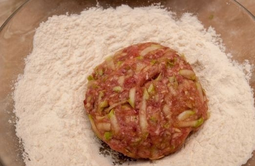 1. Этап. Котлеты из кабачков и фарша: В отдельную миску насыпаем муку и начинаем формировать котлеты из фарша. Каждую котлетку необходимо хорошенько обвалять в муке.