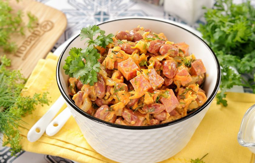 1. Этап. Салат с фасолью, морковью и колбасой: Приятного аппетита!