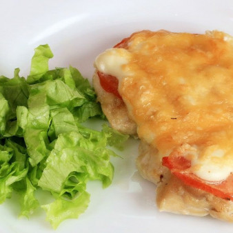 Куриное филе с помидорами и сыром