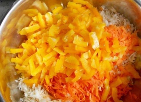 1. Этап. Салат с морковкой: Добавим нарезанный перец, соль, масло и лимонный сок. Перемешиваем.