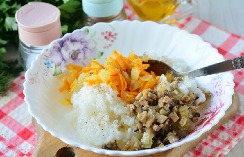 1. Этап. Вегетарианские голубцы из пекинской капусты: Смешайте все ингредиенты для начинки: рис, грибы и половину обжаренных овощей. Перемешайте начинку, добавьте немного специй.