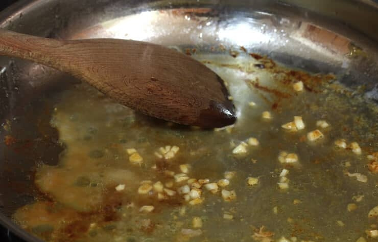 1. Этап. Куриная грудка с лимоном на сковороде: 2. Верните сковороду на огонь, добавьте измельченный чеснок и обжаривайте 1 минуту.