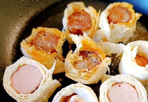 1. Этап. Пятачки из лаваша с сосисками: Сковороду разогреть и обжарить пятачки с сосиской и колбаской с двух сторон до румяности.