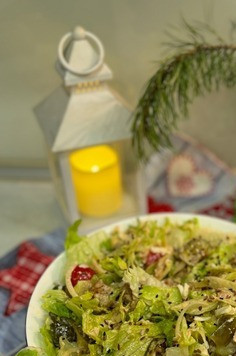 1. Этап. Салат Биг Мак: Заправить салат соусом, перемешать, сверху можно украсить кунжутом и смело подавать на стол. P.S. Готовьте сразу два. Ваша семья и гости точно попросят добавки. Всем приятного аппетита и вкусных праздников!