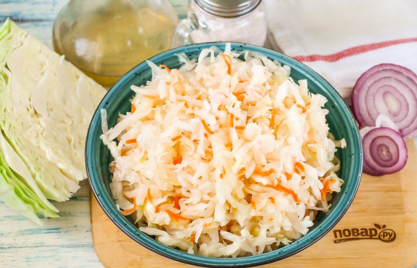 1. Этап. Квашеная капуста с лимонной кислотой: Готовое блюдо подавайте на стол, отжав от рассола и сбрызнув растительным маслом. Можно добавить в квашеную капусту измельченный лук для аромата.