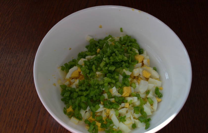 1. Этап. Салат с колбасой и сыром: Зеленый лук нарезать мелко. Если у вас есть другая зелень, можно использовать и ее.
