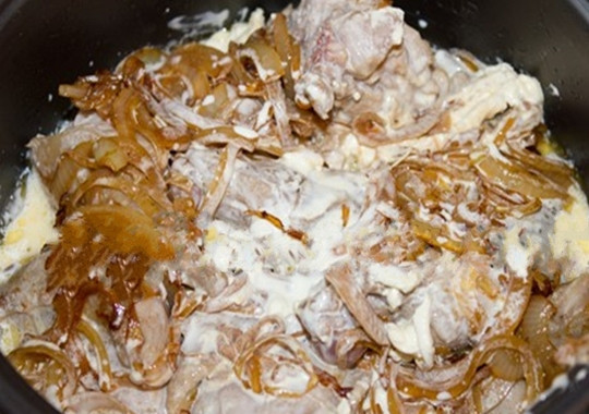 1. Этап. Жаркое из кролика в мультиварке: 4. Добавим к кролику обжаренный лук, заливаем все это дело сливками, добавим специи и сливочное масло. И в режиме 