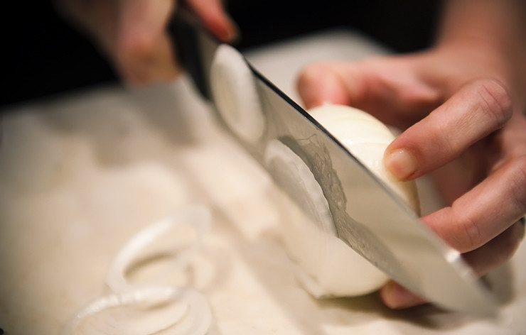 1. Этап. Картофельная запеканка с беконом: Нарезаем лук тонкими кольцами.