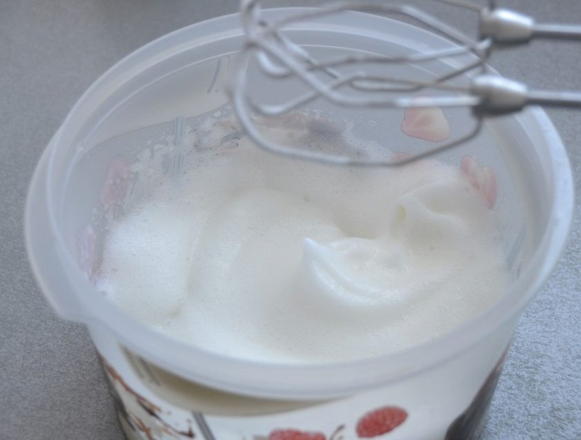 1. Этап. Лимонное парфе: Взбейте белки в пышную массу.