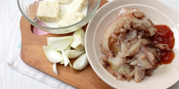 1. Этап. Рыба по-уральски: Отделите мякоть щуки от хребта и костей. Замочите ломтик белого хлеба в молоке. Затем прокрутите через мясорубку филе щуки, замоченный хлеб, очищенный репчатый лук.