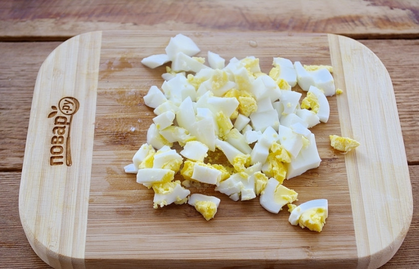 1. Этап. Салат с ветчиной Пятерка: Отварные куриные яйца очистить и нарезать кубиком.